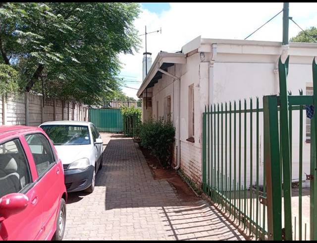 6 BEDROOM HOUSE FOR SALE IN ORANGE GROVE